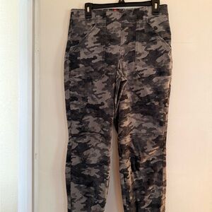 SPANX Gray Elastic Waist Leggings with Red Logo Tag